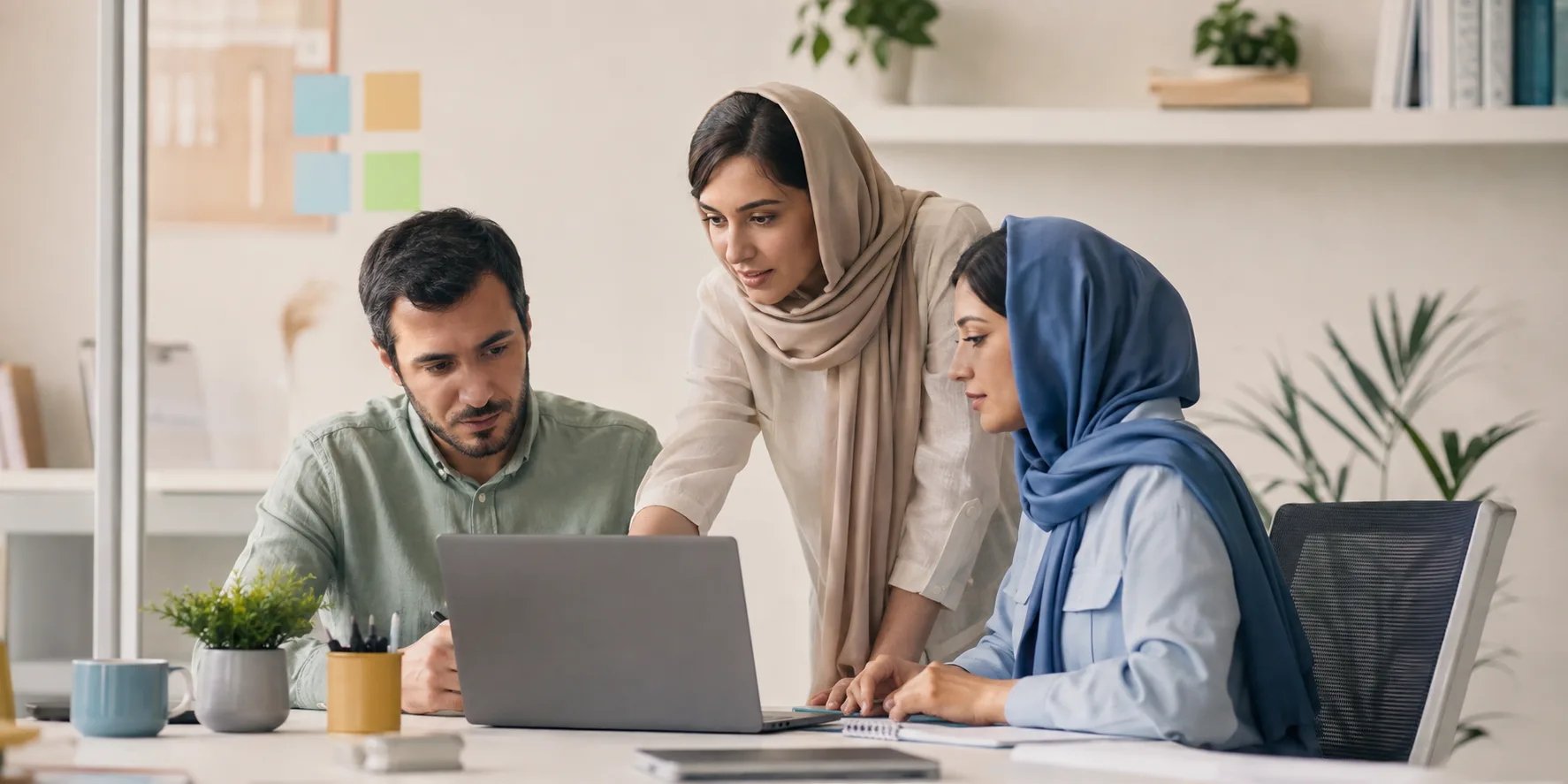 تصویر مفهومی همکاری یک تیم بازاریابی برای تحلیل کمپین